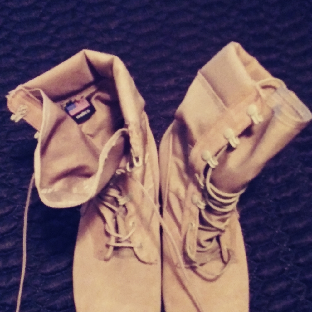 Army boots like new it was $300 im selling it for